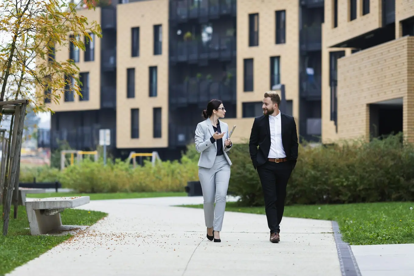 dwoje ludzi na nowym osiedlu